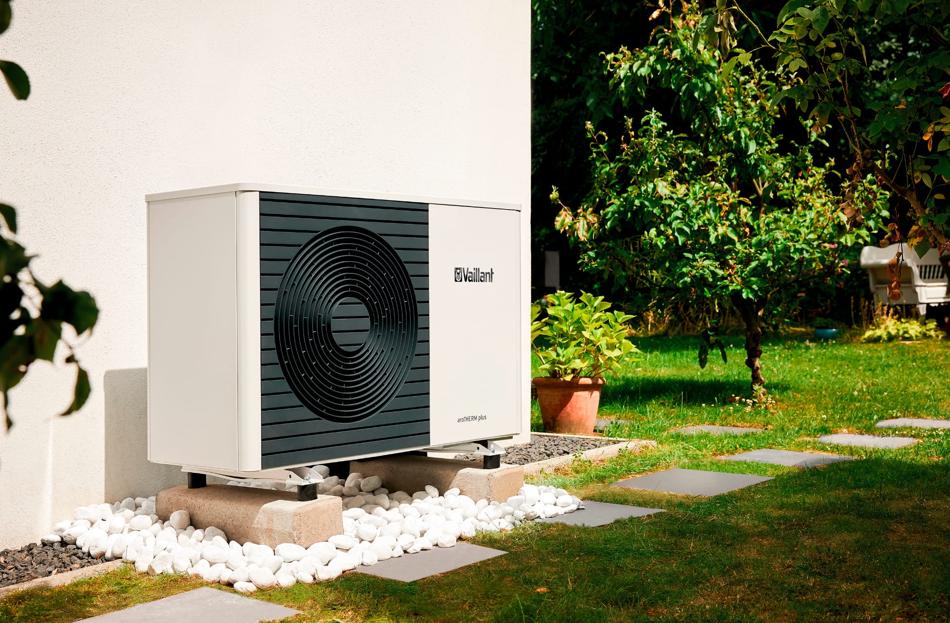pompa ciepła umieszczona w ogrodzie
