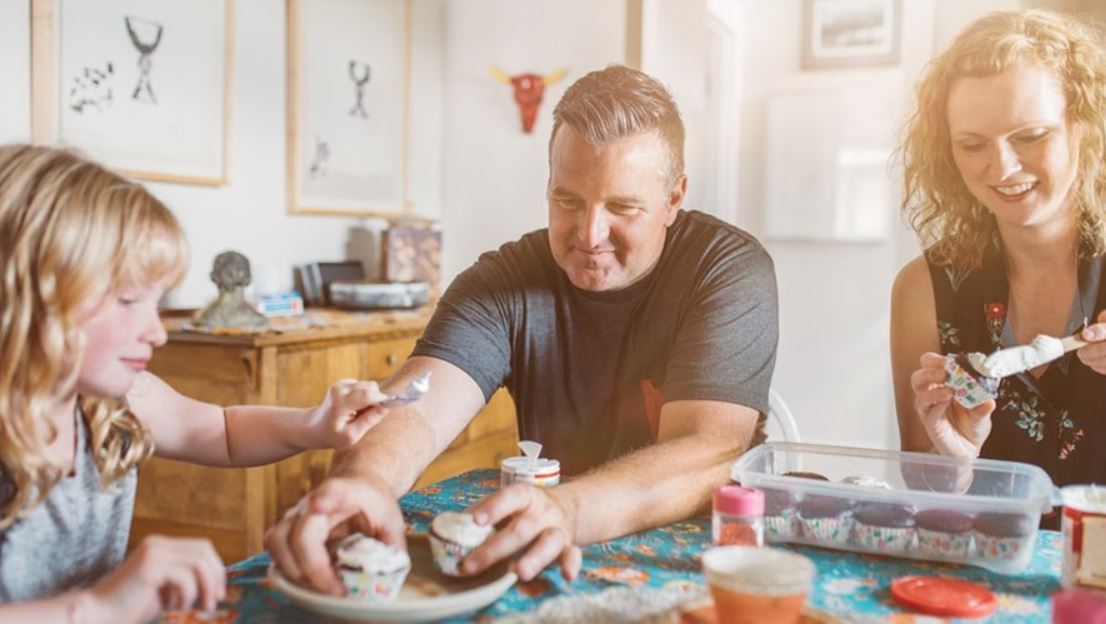 rodzina piekąca babki i ciesząca się z komfortu cieplnego jaki dostarcza kocioł gazowy zamontowany w domu