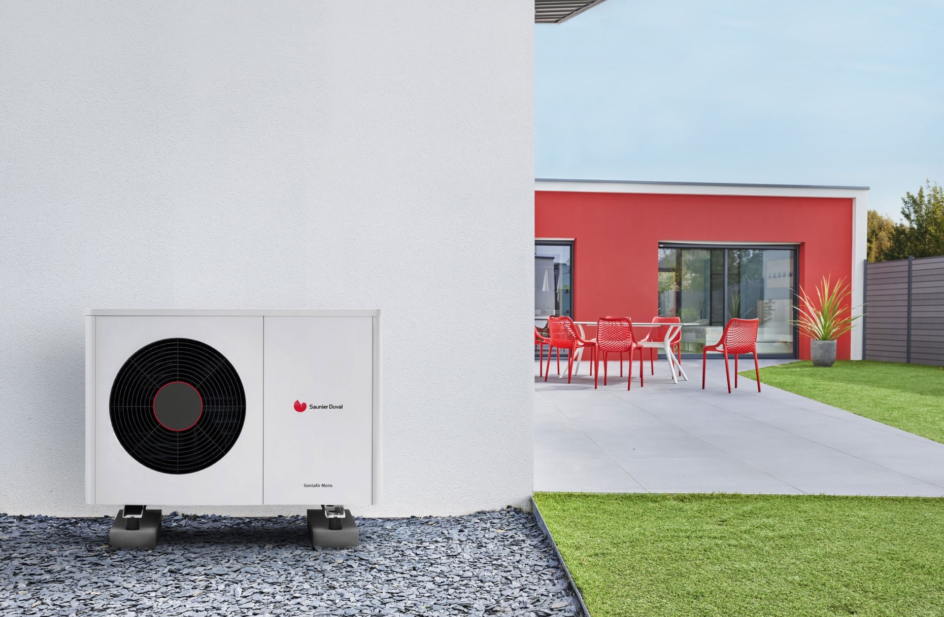 pompa ciepła umieszczona w ogrodzie